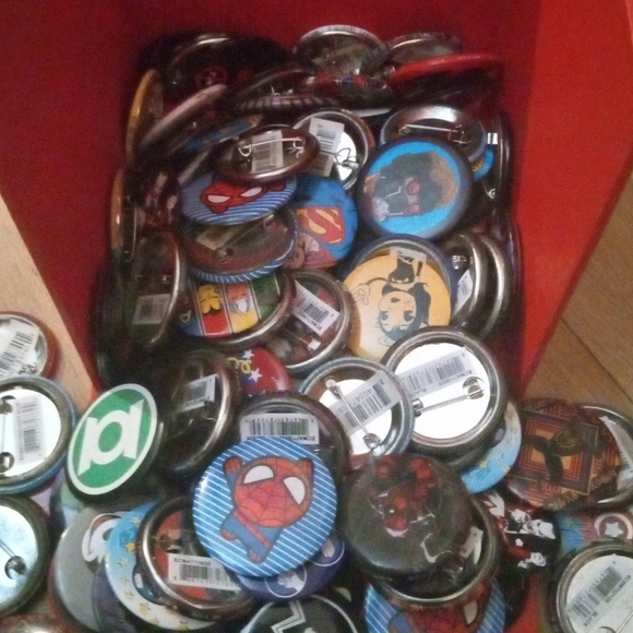8 Marvel Pin Button - Picture 3 of 3